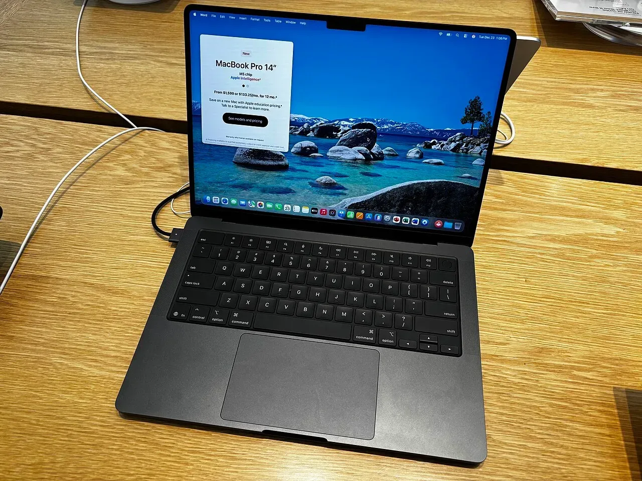 Apple MacBook Pro 14 (M5, 2025)